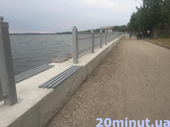 Фото дня: На набережній ставу облаштували лавки між огорожею, фото №1 на сайті 20minut.ua