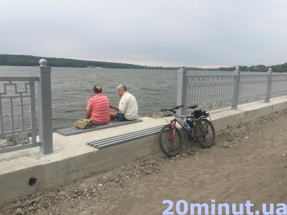 Фото дня: На набережній ставу облаштували лавки між огорожею, фото №2 на сайті 20minut.ua