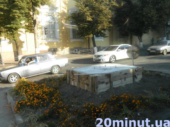 Фото дня: у Тернополі замало білбордів - встановлюють ще один, фото №1 на сайті 20minut.ua
