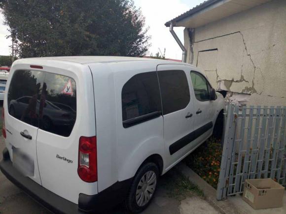 Хмельничанка на "Citroen" протаранила продуктовий магазин на Пілотській, фото №1 на сайті vsim.ua