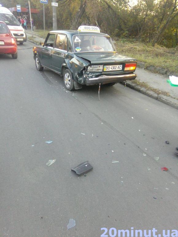 На Бродівській зіткнулись Nissan та "жигуль" таксі, фото №3 на сайті 20minut.ua