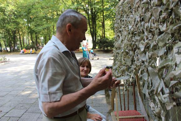 На День Вінниці не забули про АТО: вінничани завзято плели камуфляжні сітки у парку, фото №1 на сайті 20minut.ua