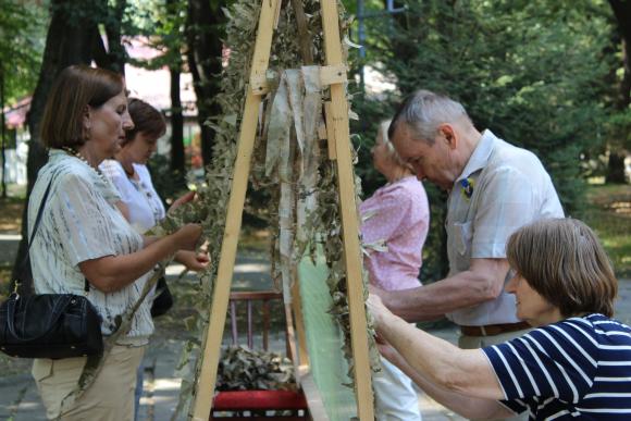 На День Вінниці не забули про АТО: вінничани завзято плели камуфляжні сітки у парку, фото №2 на сайті 20minut.ua