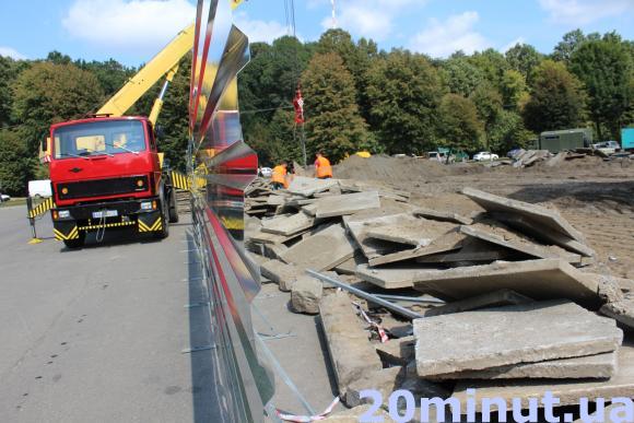 На Космонавтів оновлюють площу біля літака за 6,9 мільйонів (Фоторепортаж), фото №1 на сайті 20minut.ua
