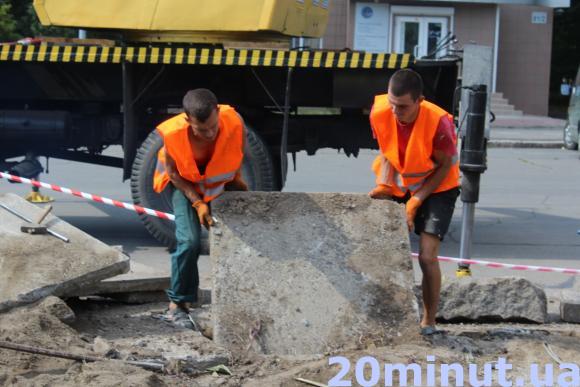 На Космонавтів оновлюють площу біля літака за 6,9 мільйонів (Фоторепортаж), фото №2 на сайті 20minut.ua