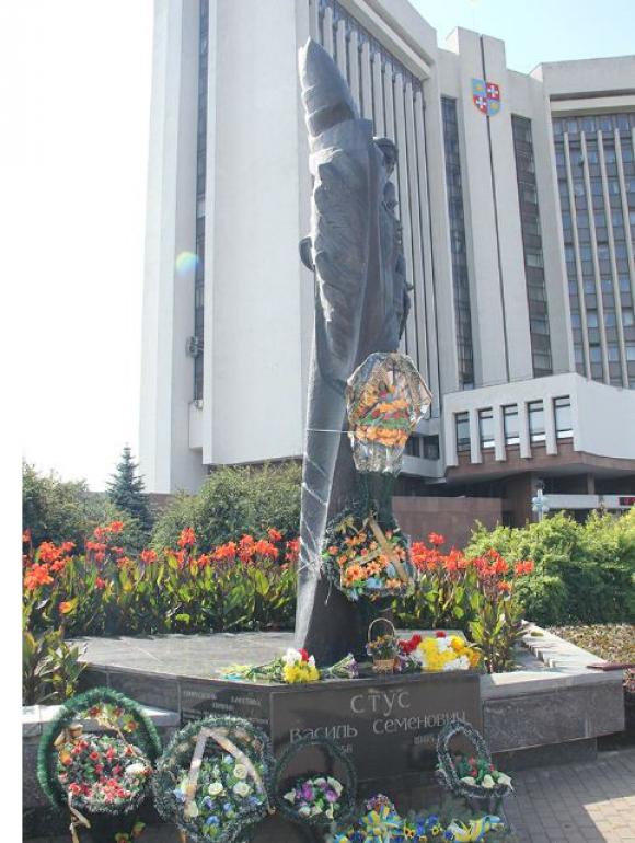 На площі Василя Стуса розпочались Вересневі Стусівські читання, фото №1 на сайті 20minut.ua