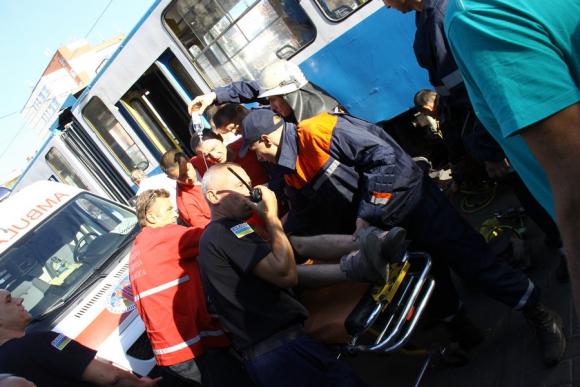 На Юності 18-річного велосипедиста збив трамвай. Діставали 12 рятувальників (ВІДЕО), фото №2 на сайті 20minut.ua