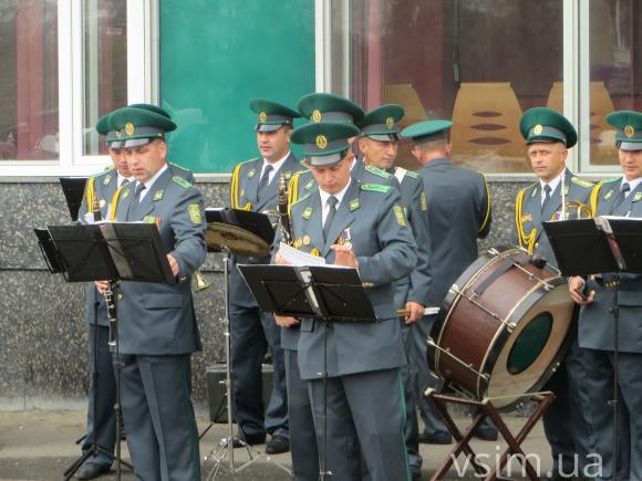 На залізничному вокзалі хмельничан розважає духовий оркестр, фото №2 на сайті vsim.ua