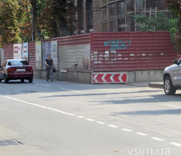 Небезпечні і розтрощені хмельницькі тротуари «виганяють» пішоходів на дорогу, фото №12 на сайті vsim.ua