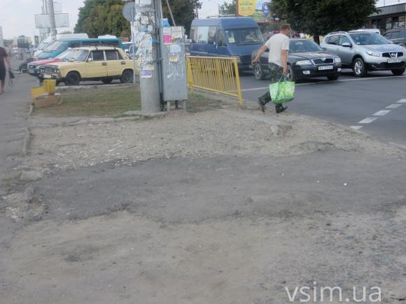 Небезпечні і розтрощені хмельницькі тротуари «виганяють» пішоходів на дорогу, фото №2 на сайті vsim.ua