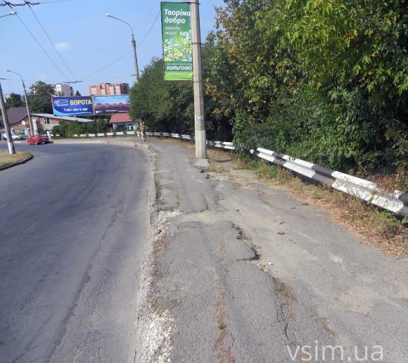 Небезпечні і розтрощені хмельницькі тротуари «виганяють» пішоходів на дорогу, фото №3 на сайті vsim.ua