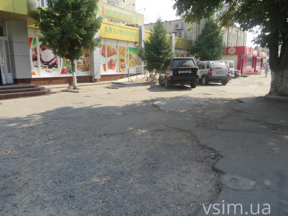 Небезпечні і розтрощені хмельницькі тротуари «виганяють» пішоходів на дорогу, фото №6 на сайті vsim.ua