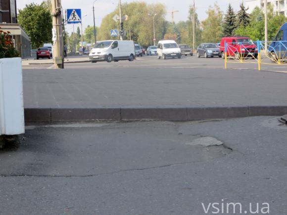 Небезпечні і розтрощені хмельницькі тротуари «виганяють» пішоходів на дорогу, фото №8 на сайті vsim.ua