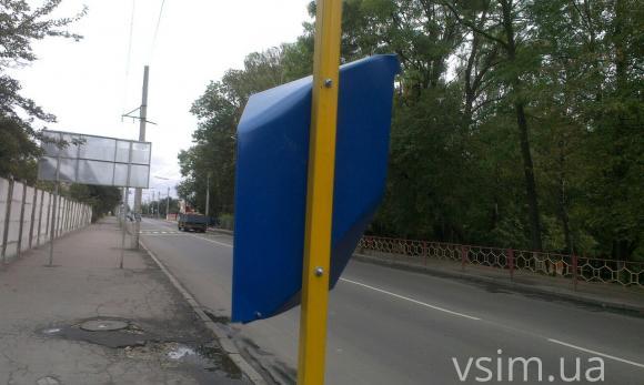 Новенькі розклади руху тролейбусів на хмельницьких зупинках ламають та розмальовують, фото №2 на сайті vsim.ua