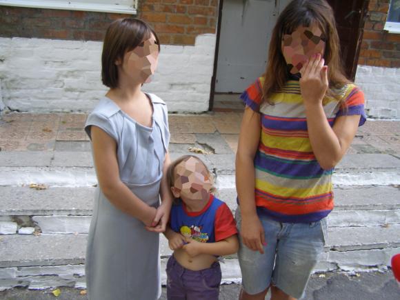 Порноматуся, яка виставляла в Інтернет оголені фото свої і дітей, втекла від поліції, фото №2 на сайті 20minut.ua