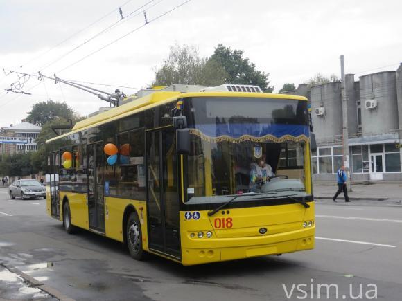 Повітряні кульки та духові інструменти: з Днем міста хмельничан вітав незвичайний тролейбус, фото №4 на сайті vsim.ua
