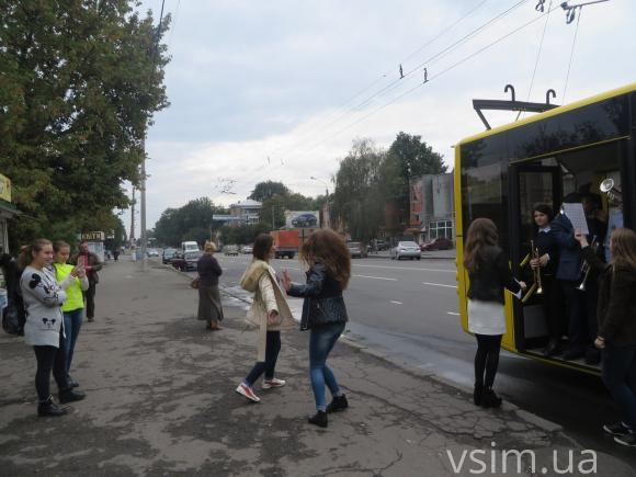 Повітряні кульки та духові інструменти: з Днем міста хмельничан вітав незвичайний тролейбус, фото №5 на сайті vsim.ua