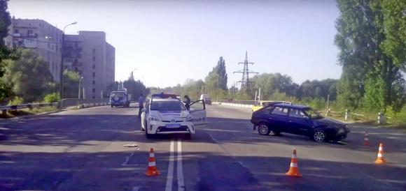 У Хмельницькому жінка-поліцейський розбила службовий «Toyota Prius», фото №1 на сайті vsim.ua