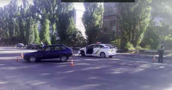 У Хмельницькому жінка-поліцейський розбила службовий «Toyota Prius», фото №2 на сайті vsim.ua