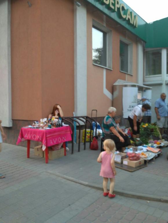 У Тернополі стихійну торгівлю влаштували просто на стоянці для роверів, фото №1 на сайті 20minut.ua