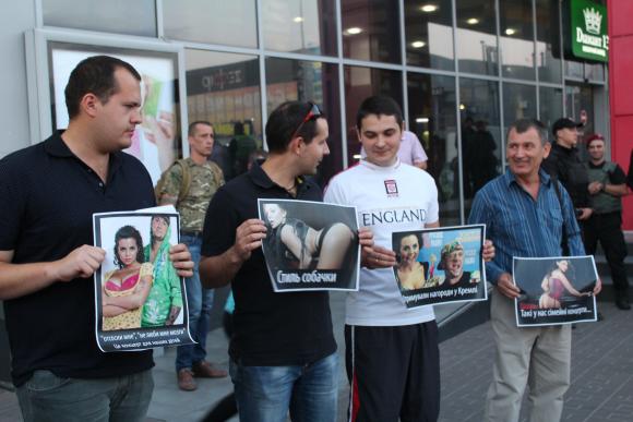 У Вінниці пікетували концерт «Потапа і Насті». Обійшлося без сутичок (ВІДЕО), фото №1 на сайті 20minut.ua