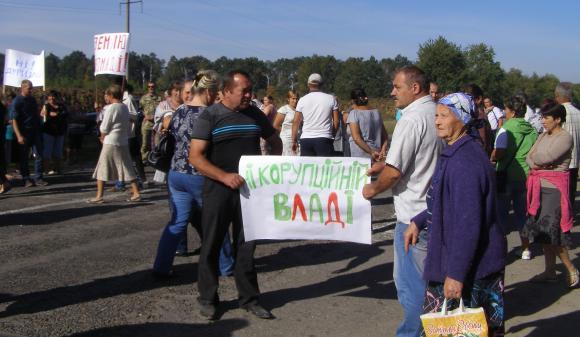 В Іллінцях перекрили трасу - протестували проти афери із землею на мільйон гривень, фото №1 на сайті 20minut.ua