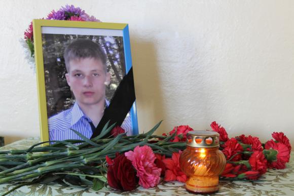 В школі №11 відкрили стенд пам'яті Євгену Костюку, який загинув в АТО, фото №1 на сайті 20minut.ua