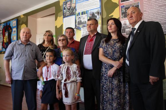 В школі №11 відкрили стенд пам'яті Євгену Костюку, який загинув в АТО, фото №3 на сайті 20minut.ua