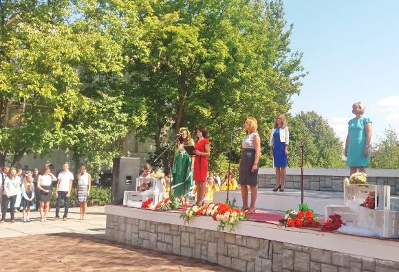 Всі разом співали гімн, а багато хто з дітей ще й нагороди отримав на сайті 20minut.ua Всі разом співали гімн, а багато хто з дітей ще й нагороди отримав, фото №1 на сайті 20minut.ua