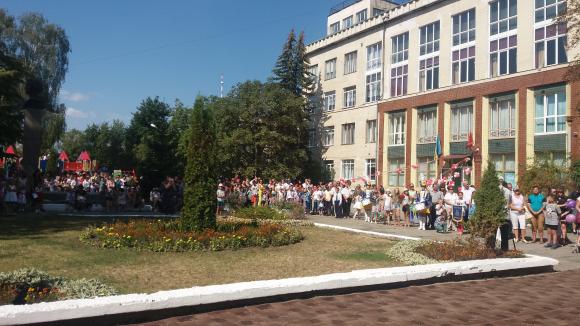 Всі разом співали гімн, а багато хто з дітей ще й нагороди отримав на сайті 20minut.ua Всі разом співали гімн, а багато хто з дітей ще й нагороди отримав, фото №10 на сайті 20minut.ua