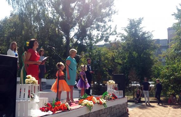 Всі разом співали гімн, а багато хто з дітей ще й нагороди отримав на сайті 20minut.ua Всі разом співали гімн, а багато хто з дітей ще й нагороди отримав, фото №2 на сайті 20minut.ua