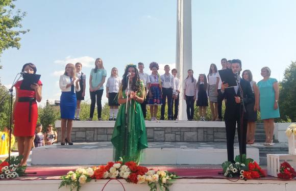 Всі разом співали гімн, а багато хто з дітей ще й нагороди отримав на сайті 20minut.ua Всі разом співали гімн, а багато хто з дітей ще й нагороди отримав, фото №3 на сайті 20minut.ua