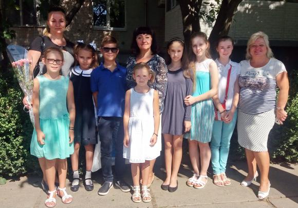 Всі разом співали гімн, а багато хто з дітей ще й нагороди отримав, фото №7 на сайті 20minut.ua