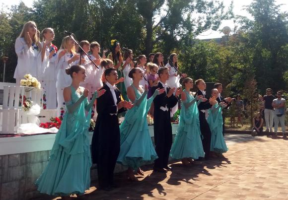 Всі разом співали гімн, а багато хто з дітей ще й нагороди отримав на сайті 20minut.ua Всі разом співали гімн, а багато хто з дітей ще й нагороди отримав, фото №8 на сайті 20minut.ua