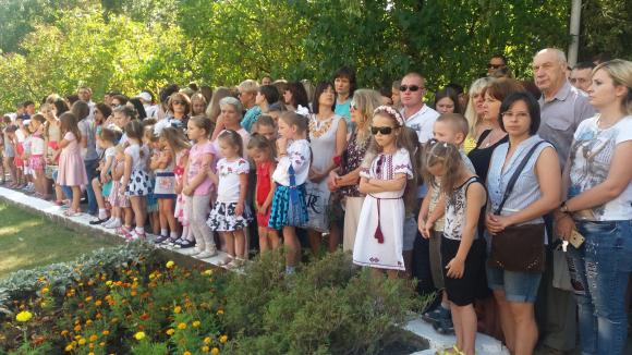 Всі разом співали гімн, а багато хто з дітей ще й нагороди отримав на сайті 20minut.ua Всі разом співали гімн, а багато хто з дітей ще й нагороди отримав, фото №9 на сайті 20minut.ua