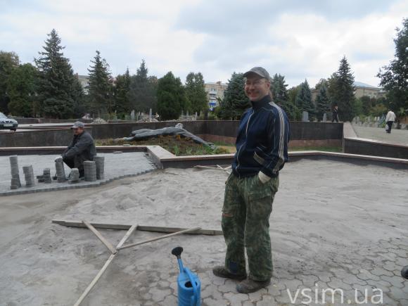За місяць військове кладовище по Кам’янецькій обкладуть новою плиткою, фото №1 на сайті vsim.ua