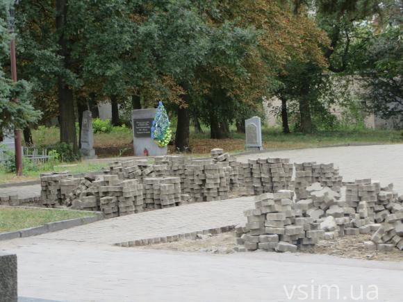 За місяць військове кладовище по Кам’янецькій обкладуть новою плиткою, фото №2 на сайті vsim.ua