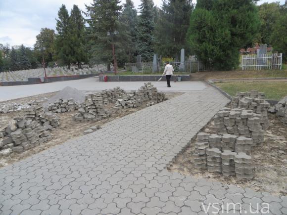 За місяць військове кладовище по Кам’янецькій обкладуть новою плиткою, фото №4 на сайті vsim.ua