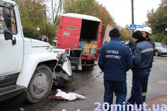 Аварія на Галицького: вантажівка протягнула "Део Нексія" 10 метрів та розчавила її об "Мерс", фото №1 на сайті 20minut.ua