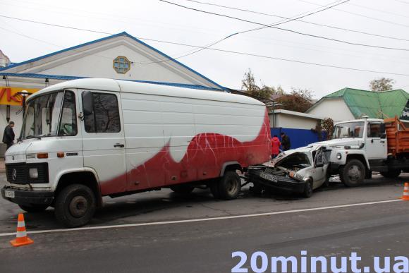 Аварія на Галицького: вантажівка протягнула "Део Нексія" 10 метрів та розчавила її об "Мерс", фото №3 на сайті 20minut.ua