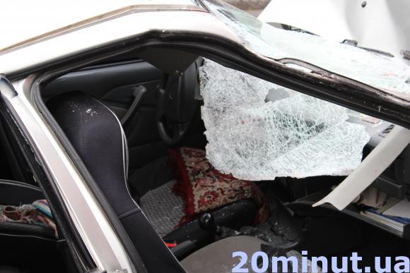 Аварія на Галицького: вантажівка протягнула "Део Нексія" 10 метрів та розчавила її об "Мерс", фото №4 на сайті 20minut.ua