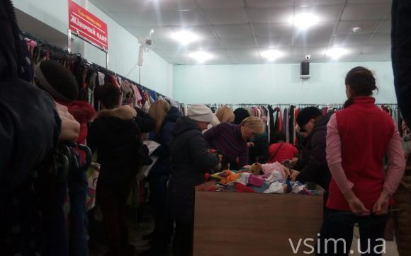 Ажіотаж у секонд-хенді: як хмельничани скупляються у день завозу, фото №2 на сайті vsim.ua