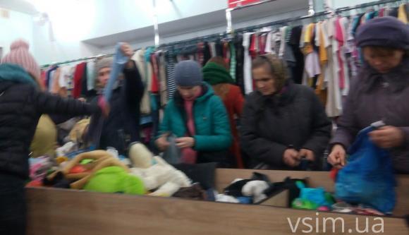 Ажіотаж у секонд-хенді: як хмельничани скупляються у день завозу, фото №9 на сайті vsim.ua