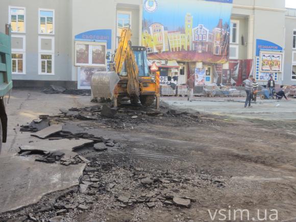 Біля кінотеатру Шевченка зривають асфальт. До нового року там буде плитка, фото №3 на сайті vsim.ua