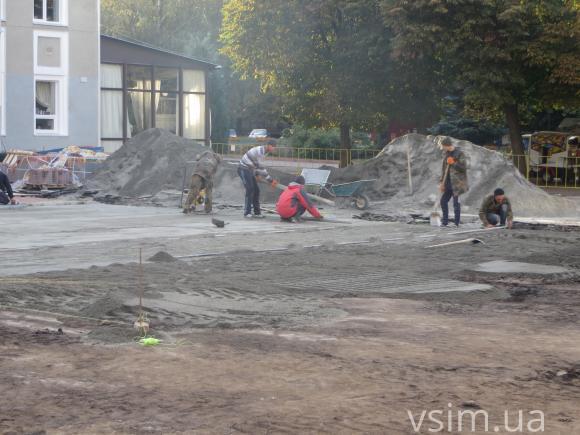 Біля кінотеатру Шевченка зривають асфальт. До нового року там буде плитка, фото №4 на сайті vsim.ua