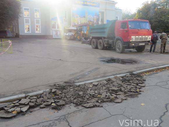 Біля кінотеатру Шевченка зривають асфальт. До нового року там буде плитка, фото №6 на сайті vsim.ua