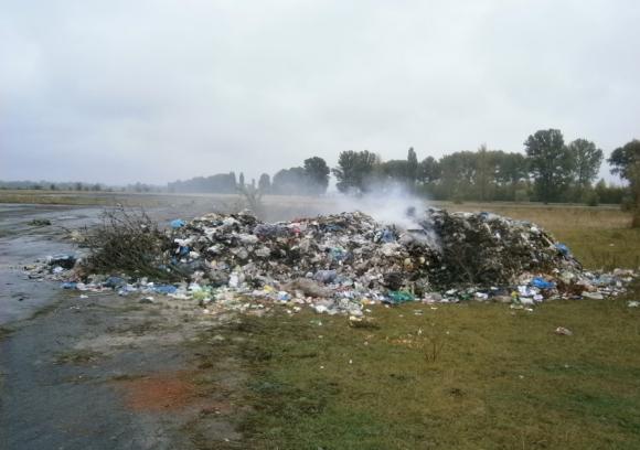 Чеки з магазинів і обкладинки від зошитів: на Хмельниччині знайшли львівське сміття, фото №2 на сайті vsim.ua