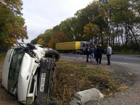ДТП на виїзді з Тернополя - розтрощений Mercedes та перекинутий Ford, фото №6 на сайті 20minut.ua