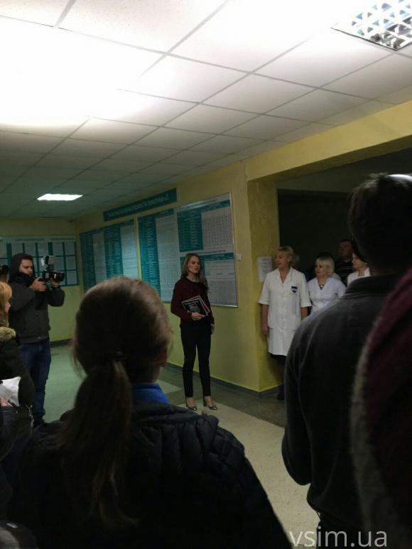 Колектив хмельницької поліклініки розповів, за що Фреймут дала їм табличку, фото №5 на сайті vsim.ua