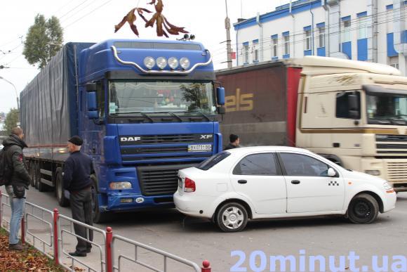 На Лозовецькій зіткнулись фура і  Chevrolet, фото №2 на сайті 20minut.ua